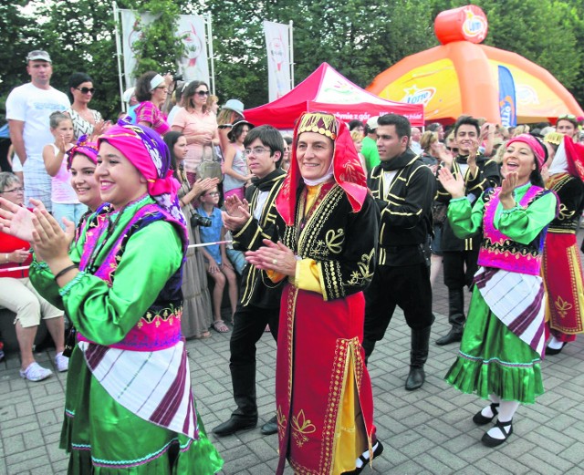 Korowód inaugurujący Tydzień Kultury Beskidzkiej podobał się zarówno turystom, jak i samym artystom biorącym w nim udział