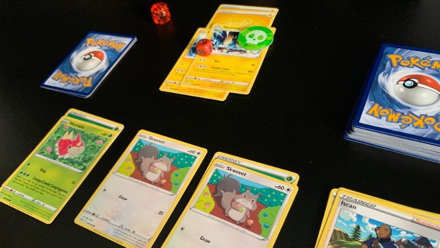 Zobacz, jak rozpocząć swoją przygodę z kartami Pokemon i rozegrać pierwszy mecz.