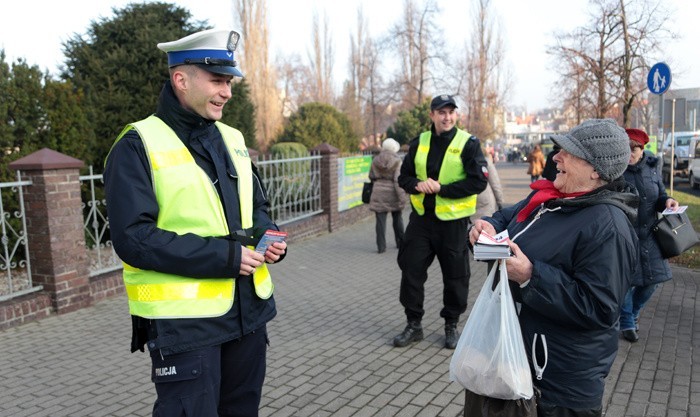 Zielonogórska drogówka rozpoczęła akcję rozdawania ulotek...