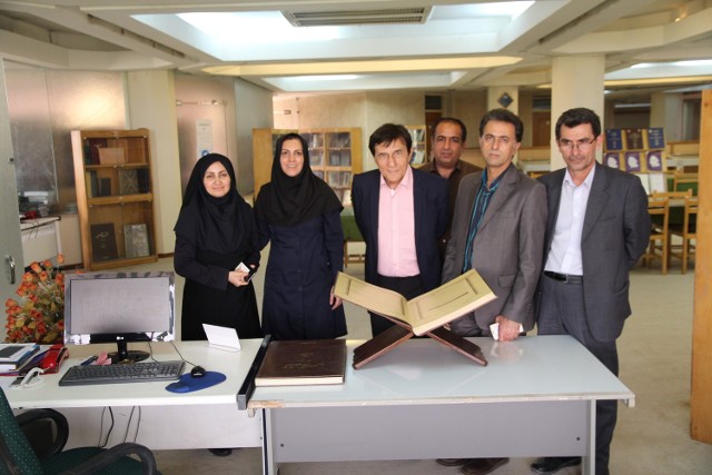 Na uniwersytecie w Ahwaz profesor Słodczyk ( trzeci od lewej) ) odwiedził m.in. tamtejszą bibliotekę i oglądał zabytkową księgę Koranu.