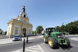 Protest podlaskich rolników. Do urzędu nie dojechali przez znaki