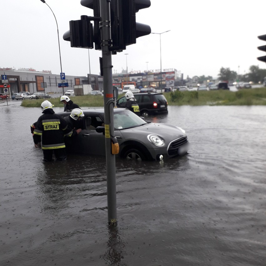 Po burzy zalane ulice Rzeszowa. "Studzienki nie wyrabiają i metr wody" [ZDJĘCIA]