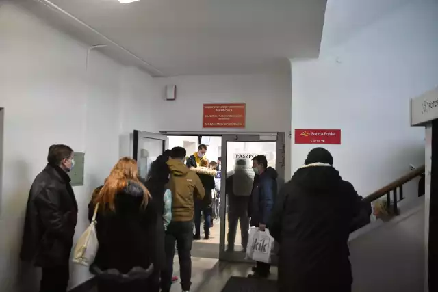 Mieszkańcy Radomia i regionu na możliwość złożenia wniosku o wydanie paszportu muszą czekać nawet kilka godzin. Powodów jest kilka, ale głównym jest wojna w Ukrainie i obawy z nią związane.