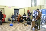 Toruńska Orkiestra Improwizowana zagrała koncert na Dworcu Miasto dla Serca Torunia [zdjęcia]