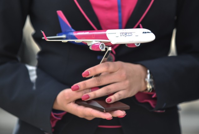 Wizz Air potrzebują personelu pokładowego. Jakie warunki trzeba spełnić i ile można zarobić? >>