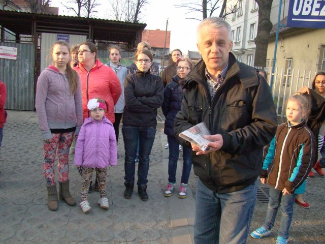 Przedstawiciele społeczności mieszkającej w blokach położonych opodal dawnego boiska osiedlowego w centrum Andrychowa oraz radni miejscy wierzą, że  wspólnie uda im się zdobyć pieniądze na plac zabaw.