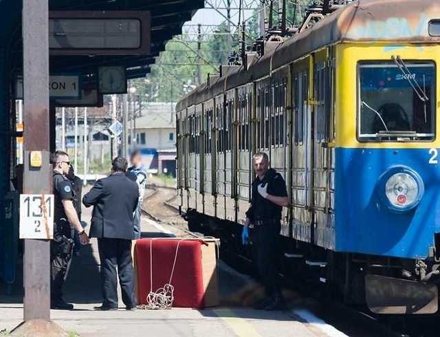 Zwłoki wypadły z wersalki przy ładowaniu do wagonu, więc do przewozu nie doszło. Tragarze nie popełnili wykroczenia.