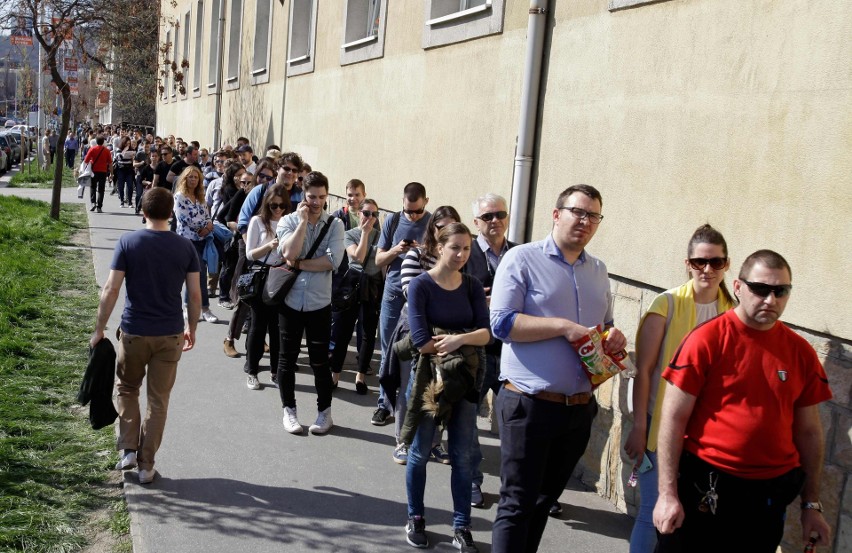 Wybory na Węgrzech. Na zdjęciu: kolejka do lokalu wyborczego...