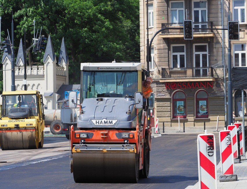 Lublin: Od poniedziałku będziemy jeździć po nowym asfalcie. Jak przebiegają prace? Zobaczcie