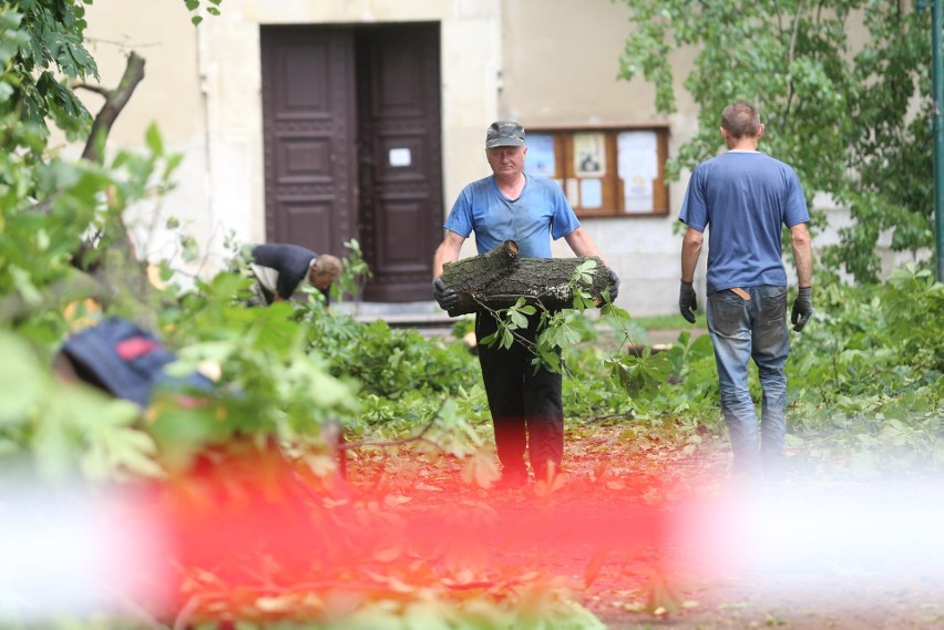 Tornado w Koniecpolu: 150 budynków uszkodzonych, wojewoda...