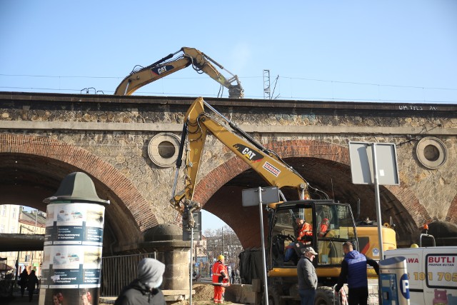 PKP Polskie Linie Kolejowe rozpoczęły rozbiórkę historycznego wiaduktu nad ul. Grzegórzecką. Mieszkańcy protestują przeciwko takiemu traktowaniu tego obiektu, który do niedawna był zabytkiem.