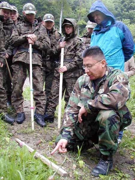 D. Scout podczas plenerowego "wykładu" pod Arłamowem. 