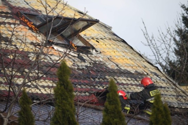 Ogień zniszczył też dach i poddasze stojącego w pobliżu drewnianych budynków piętrowego domu murowanego. 