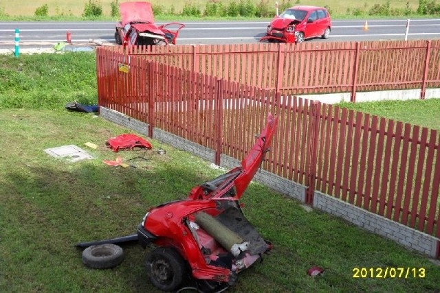 W wyniku zderzenia peugeot rozpadł się na dwie części