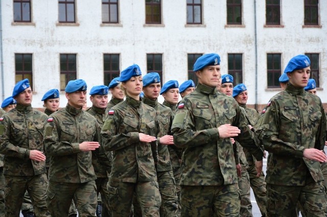 W czwartek w 8. Koszalińskim Pułku Przeciwlotniczym odbyła się uroczysta zbiórka z okazji przypadającego na 2 maja Dnia Flagi Rzeczypospolitej Polskiej.Uroczystość była również okazją do wręczenia pamiątkowych odznaczeń. Apel zakończyła defilada pododziałów.Już w piątek, 3 maja, w Koszalinie odbędą się obchody 228. rocznicy uchwalenia Konstytucji 3 Maja. O godzinie 10 w katedrze odprawiona zostanie Msza Św. w intencji ojczyzny. Godzinę później uczestnicy przemaszerują na plac Zwycięstwa, gdzie o godzinie 11.20 rozpoczną się uroczystości patriotyczne.