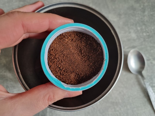 Jeśli masz w domu ekspres na kapsułki, zastanów się nad wykorzystaniem ich dwa razy. Okazuje się bowiem, że jeśli patrzymy na problem całościowo - od uprawy kawy po jej zaparzenie, kapsułki nie są najmniej zrównoważoną opcją parzenia. Która metoda jest najlepsza?