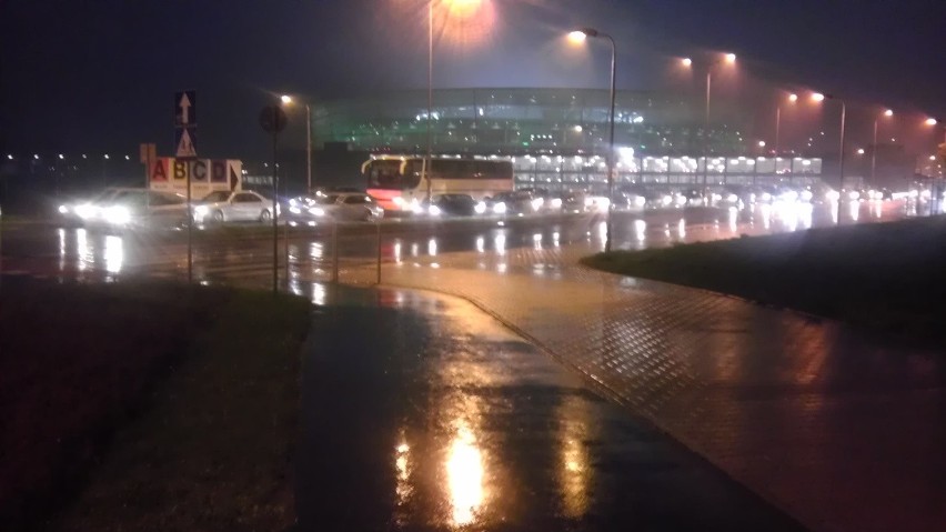 Wrocław: Po meczu Śląsk - Legia gigantyczny korek przy stadionie (ZDJĘCIA)