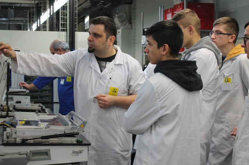 Uczniowie CKZiU dwa razy w tygodniu odwiedzają fabrykę Lacroix Electronics