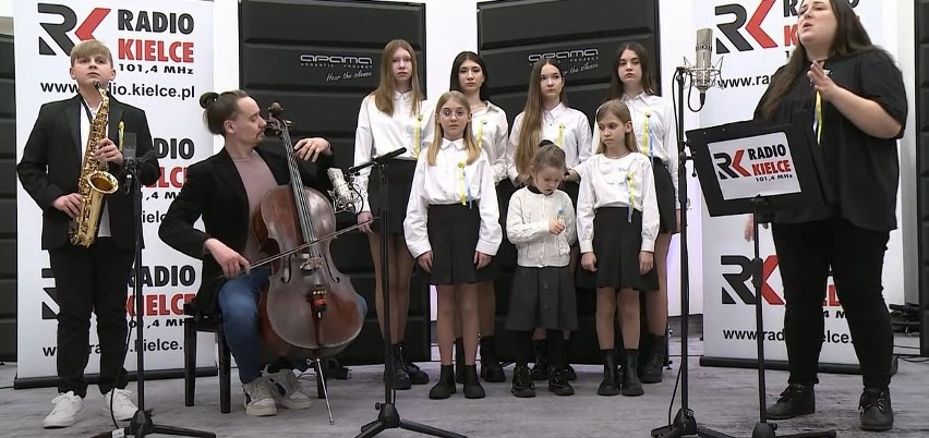 W nagraniu utworu w wersji ukraińskiej wzięły udział młode...