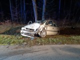 Wypadek na drodze ze Zduńskiej Woli do Szadku. Zdjęcia z czołowego zderzenia samochodów koło wsi Suchoczasy