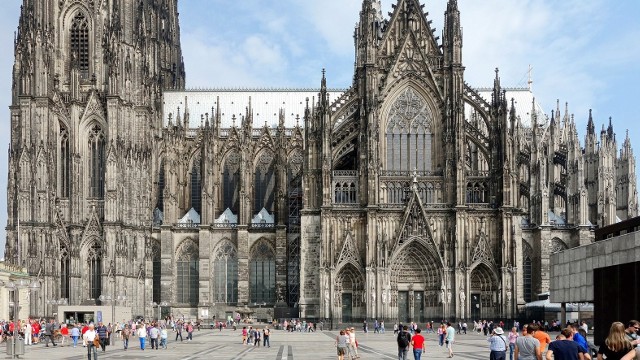 W ostatecznym kształcie katedra obejmuje powierzchnię 6480 metrów kwadratowych, a więc przeszło pół hektara i w środkowej części wznosi się na 43 metry, a wieże na ponad 150.