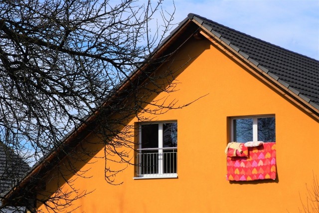Jeśli poddasze domu ma być mieszkalne, dach trzeba ocieplić, a także zabezpieczyć ocieplenie przed wilgocią. Dlatego ważne jest poprawne wykonanie wszystkich warstw izolacyjnych dachu.