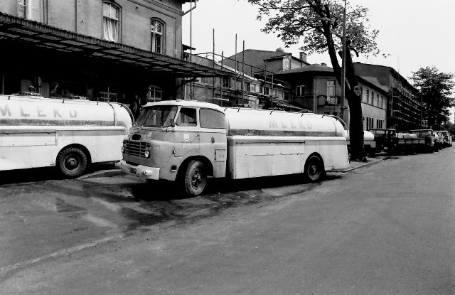 Czerwiec 1978 r., cysterny z mlekiem przed słupską mleczarnią na ul. Bałtyckiej