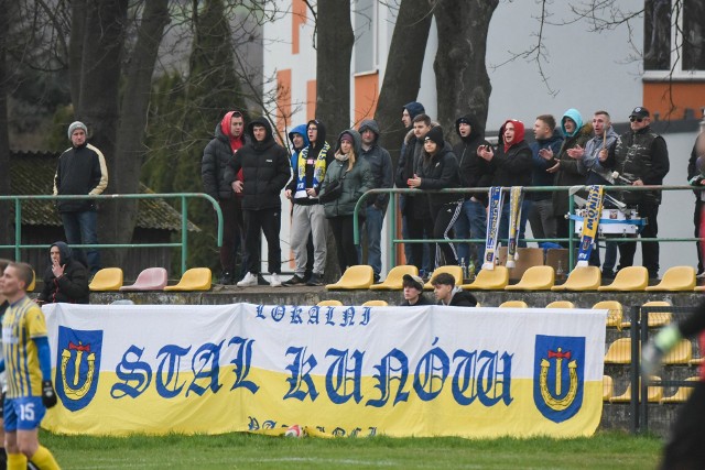 Kibice na meczu Stali Kunów z Arką Pawłów