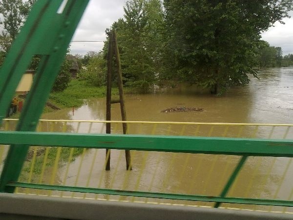 PowódL w TrynczyWislok wylal w Trynczy. Zdjecia wyslane na platforme alarm@nowiny24.pl