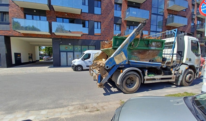 Samochód ciężarowy uszkodził budynek na ul. Nyskiej we Wrocławiu [ZDJĘCIA]