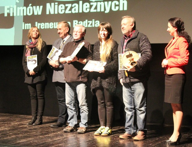 W nagrodę Grand Prix w imieniu autora odebrała Agnieszka Zając, współproducentka filmu (w środku)