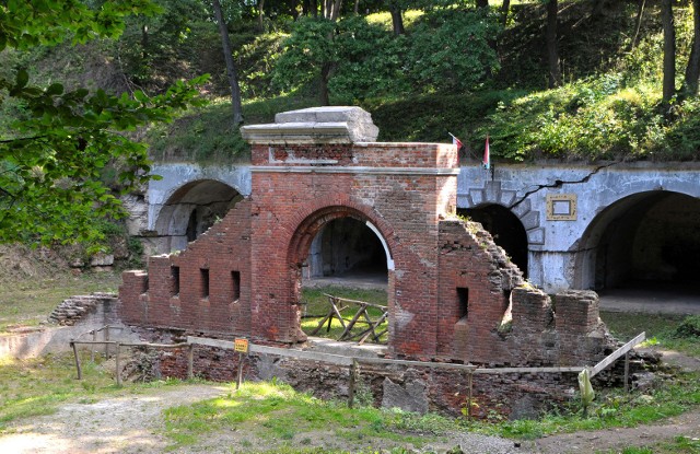 Skończyły się zaplanowane na ten rok przy głównej bramie fortu I Salis Soglio w Siedliskach koło Przemyśla. Nz. stan przed remontem.