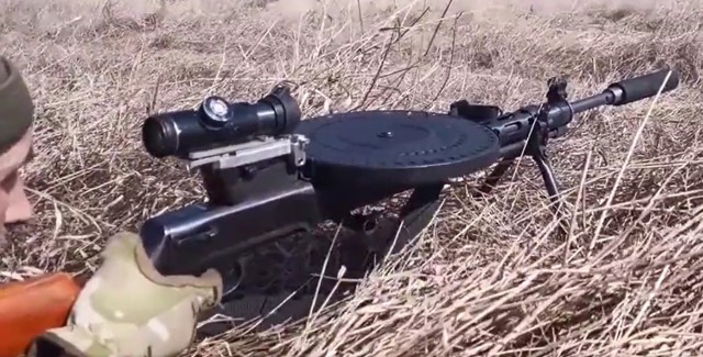 Lekki karabin maszynowy DP 27 po ukraińskiej modyfikacji.