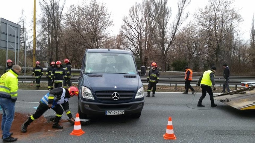 DK1 w Częstochowie częściowo zablokowana. Mercedes spadł z...