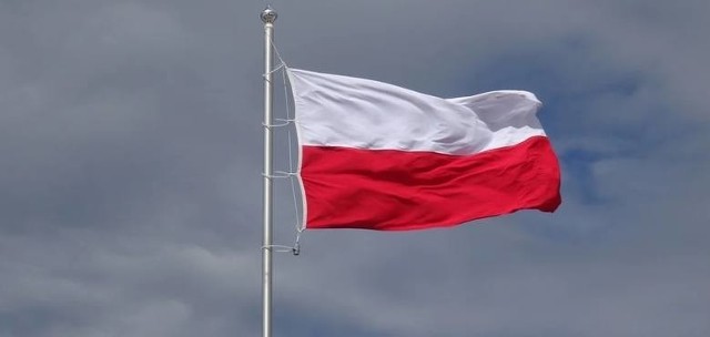 W tym roku w Lipsku z powodu pandemii koronawirusa nie będzie hucznych obchodów 102 rocznicy odzyskania niepodległości przez Polskę. Warto chociaż przez wywieszenie flagi z narodowymi barwami zamanifestować swój patriotyzm i oddać cześć bojownikom o wolność Ojczyzny. Jeśli wywiesiłeś lub wywieszasz właśnie flagę, zrób zdjęcie i przyślij nam na Facebooku (profil Echo Dnia Lipsko), przedstaw się i podaj nazwę miejscowości, w której zrobiłeś zdjęcie, dołączymy je do galerii.