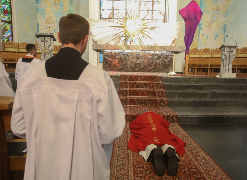 Wielki Piątek. Liturgia Męki Pańskiej w katedrze w Rzeszowie [ZDJĘCIA]