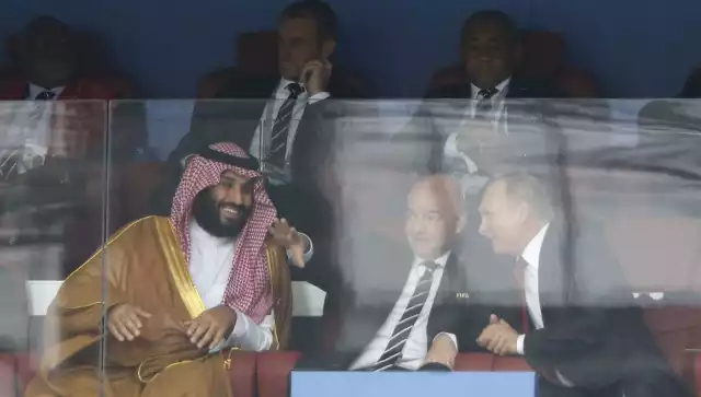 Książę koronny Arabii Saudyjskiej Mohammed bin Salman, prezydent FIFA, Gianni Infantino i rosyjski despota Władimir Putin