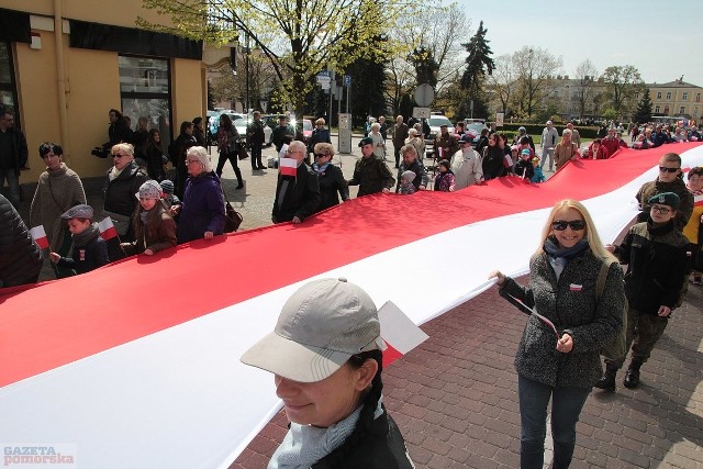 We wtorek, 2 maja obchodzimy Święto Flagi. Od pl. Wolności przez ul. 3 Maja na Stary Rynek włocławianie przenieśli 100-metrową flagę Polski. Przechodnie otrzymywali także chorągiewki i balony w barwach narodowych.