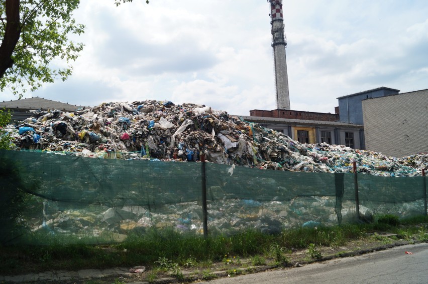 Klucze. Góra odpadów nie maleje. Mieszkańcy boją się o zdrowie