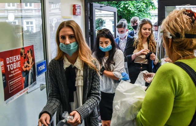 Podobnie jak w 2020 r., także teraz z bydgoskich liceach i technikach  zarówno próbna matura z CKE, jak i ta właściwa w terminie głównym, odbędą się w pełnym reżimie sanitarnym.