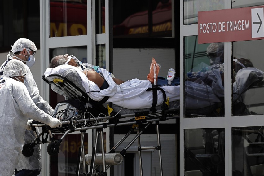 Koronawirus w Brazylii: Pandemia nie odpuszcza. Ludzie duszą się z braku tlenu, a zwłoki leżą na szpitalnych korytarzach