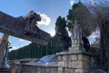 Zabytkowa figura z cmentarza w Skalbmierzu przejdzie renowację. Święty Dominik przewieziony już do słynnej pracowni kamieniarskiej [ZDJĘCIA]