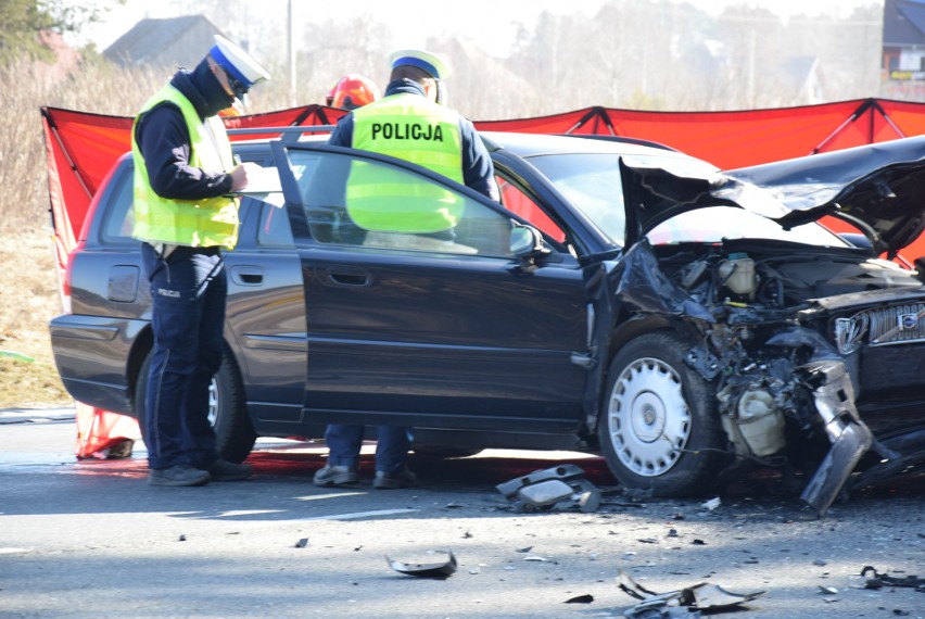 Wypadek w Zabrodziu. Zderzyły się dwa samochody. Jedna osoba zginęła. 14.03.2022