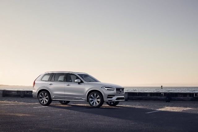 Volvo XC90 Niewielkie modyfikacje na zewnątrz, spore zmiany pod maską – tak najkrócej można opisać facelift największego SUV-a Volvo. Wraz z rozpoczęciem nowego roku modelowego, wszystkie XC90 z silnikami Diesla otrzymają seryjny napęd typu mild-hybrid. Fot. Volvo