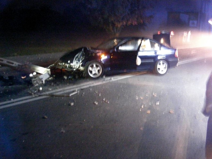 Pijany kierowca bmw w Malborku uderzył w słup energetyczny [ZDJĘCIA]