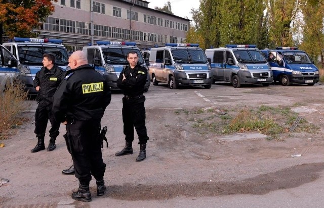 W niedzielę w pobliżu klubu, w którym miał grać zespół Behemoth, ustawił się sznur radiowozów. Policjanci wyszli, by pilnować imprezy. Inni pilnowali wozów. A pikietowało... kilkanaście osób