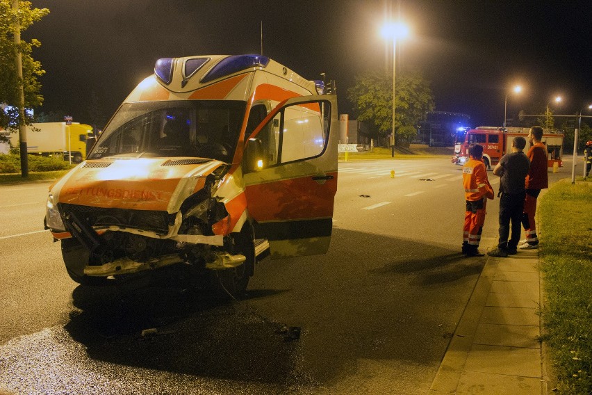 Wypadek na Rzgowskiej w Łodzi. 3 osoby ranne w zderzeniu karetki z fordem [ZDJĘCIA, FILM]