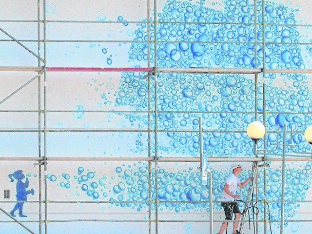 Pierwszy kołobrzeski mural jest już gotowy. Błękitny żaglowiec z baniek mydlanych, który zdobi ścianę Gimnazjum Nr 1, kosztował 10 tys. złotych.