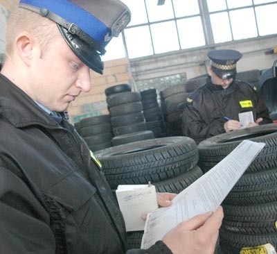 Policjant Grzegorz Stępień i strażnik miejski Zbigniew Perwiński wykryli wiele nieprawidłowości w żagańskich warsztatach