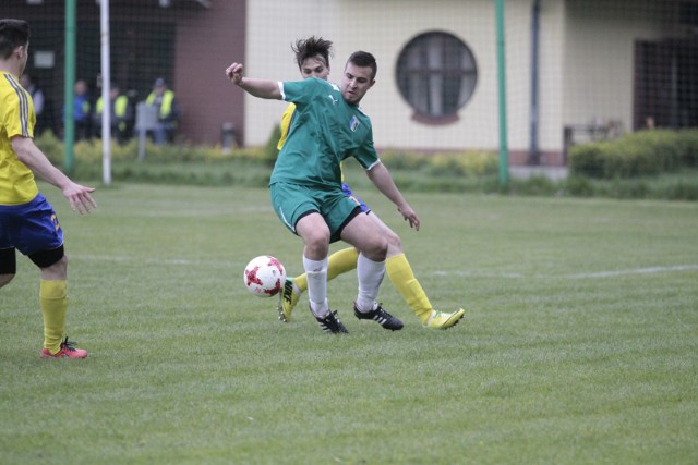 Napastnik TOR-u Dobrzeń Wielki Tomasz Komor.